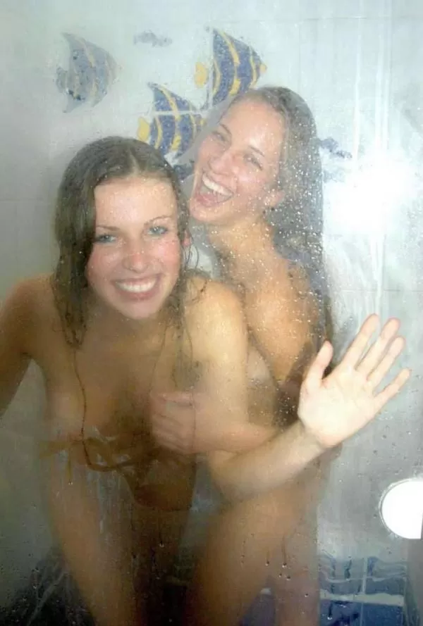 Dziewczyny pod prysznicem